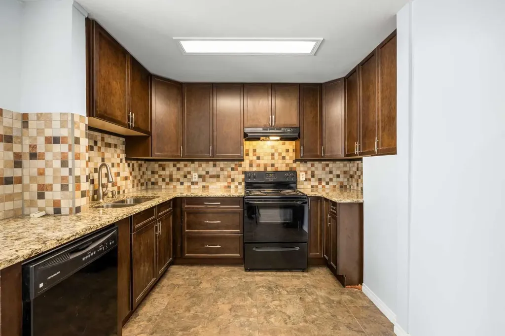 528 21 Avenue SW Calgary AB T2S 0H1