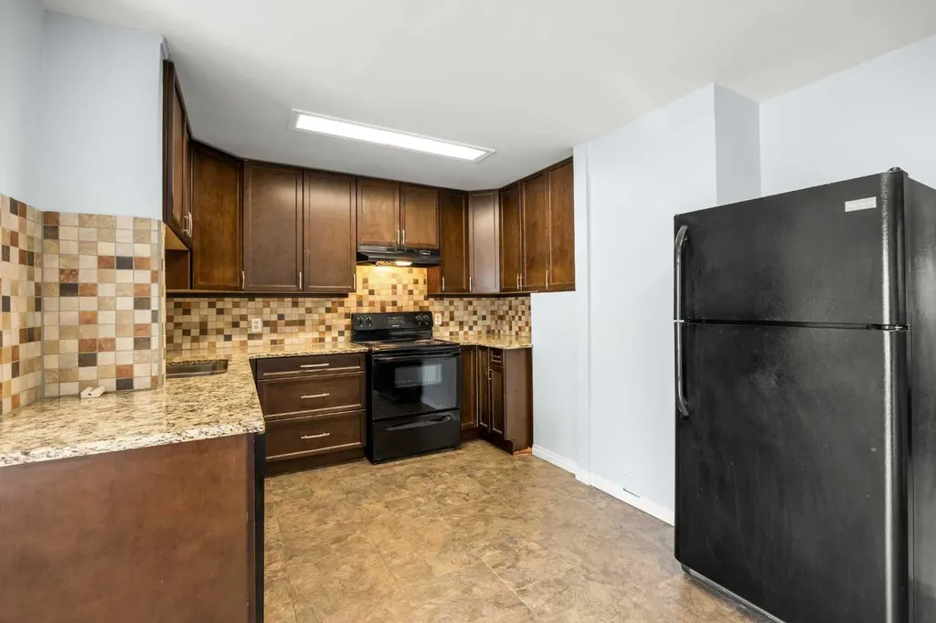 528 21 Avenue SW Calgary AB T2S 0H1