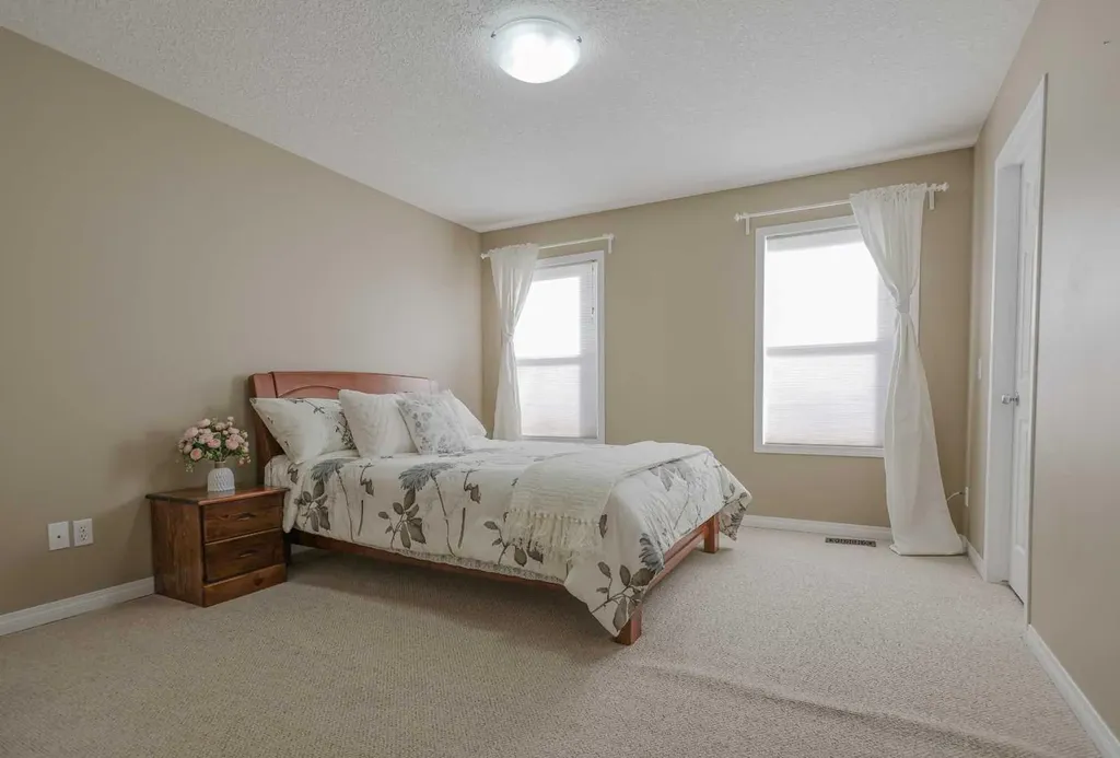 125 Silverado Range Cove SW Calgary AB T2X 0E1