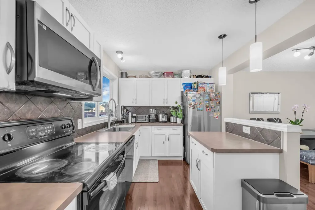 207 Elgin Meadows Gardens SE Calgary AB T2Z1B4