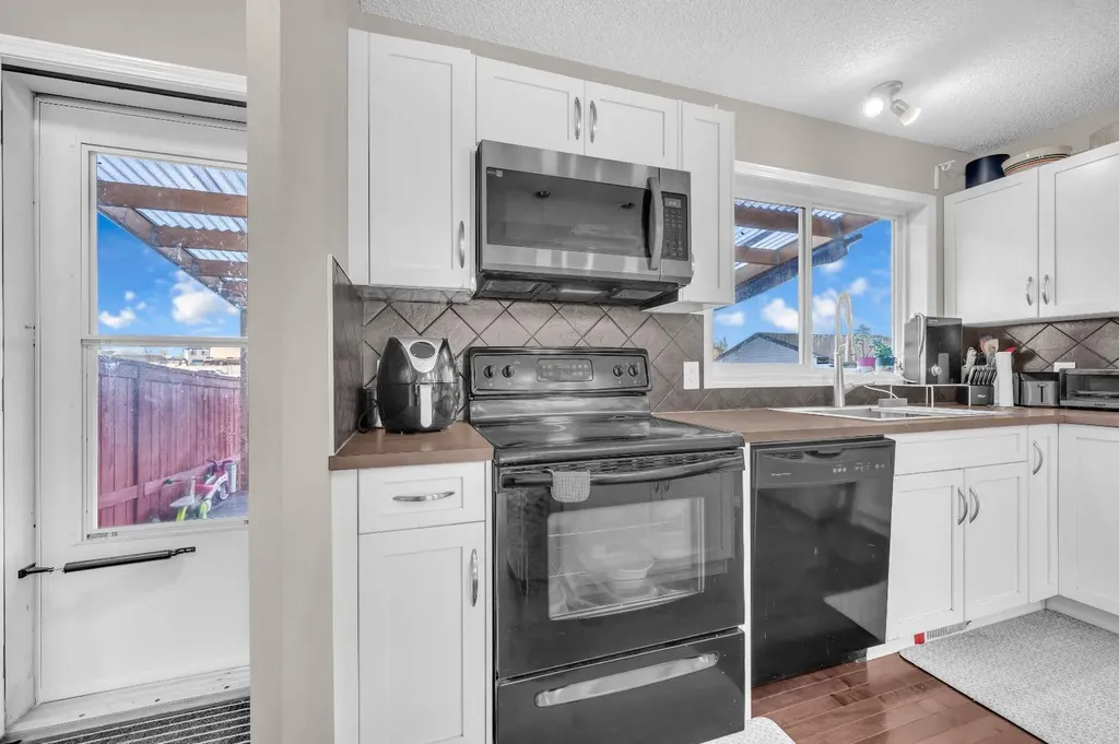207 Elgin Meadows Gardens SE Calgary AB T2Z1B4