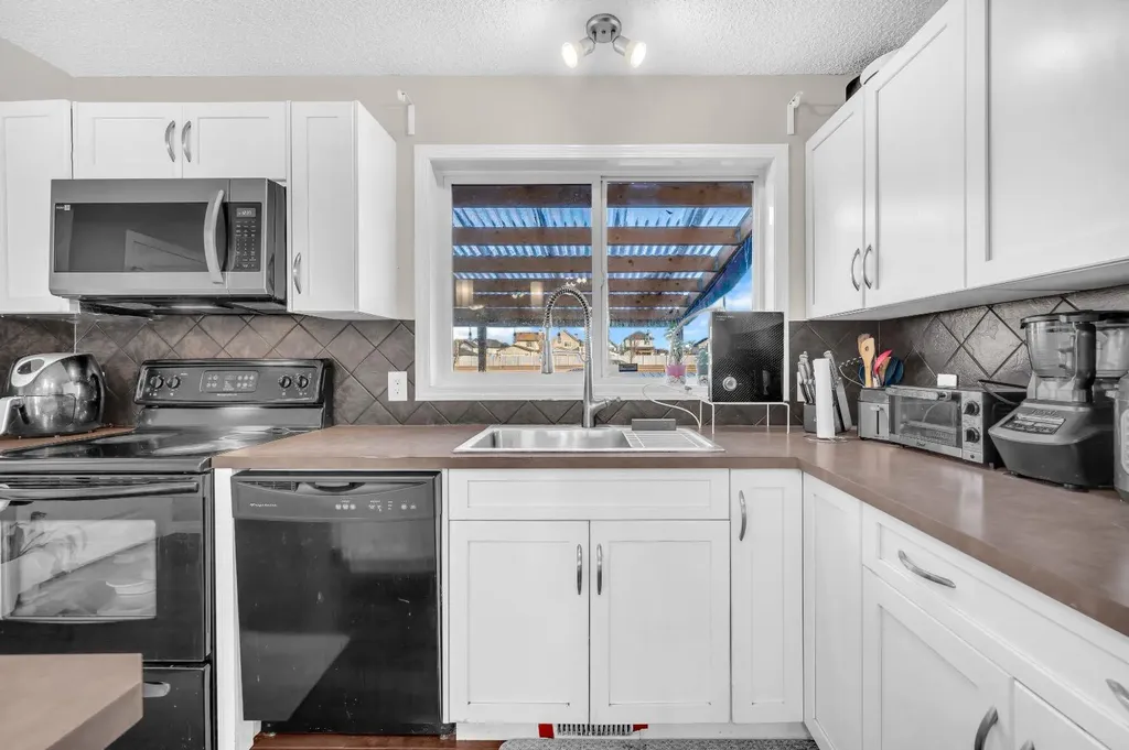 207 Elgin Meadows Gardens SE Calgary AB T2Z1B4