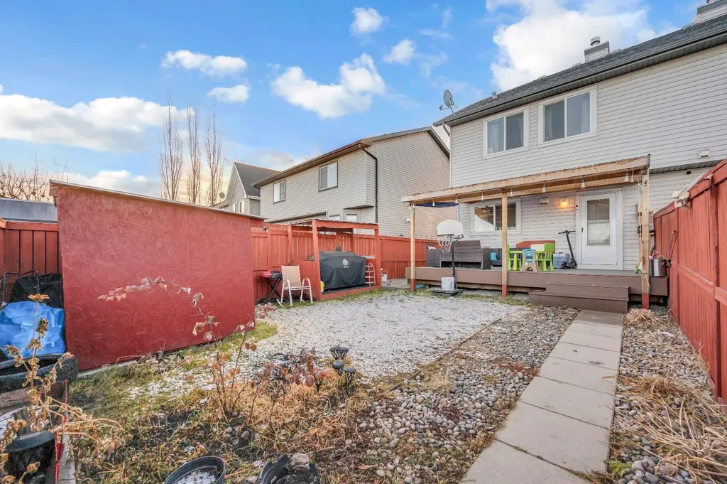 207 Elgin Meadows Gardens SE Calgary AB T2Z1B4