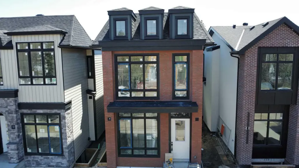 1009 18 Avenue NW Calgary AB T2M 0V8