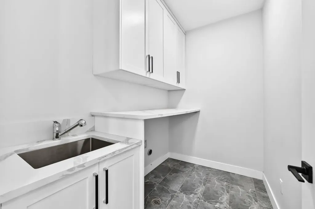 215 Kinniburgh Place Chestermere AB T1X 1Y1