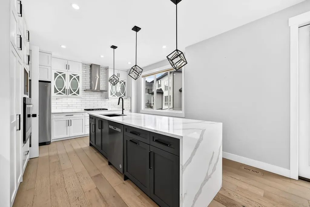 215 Kinniburgh Place Chestermere AB T1X 1Y1