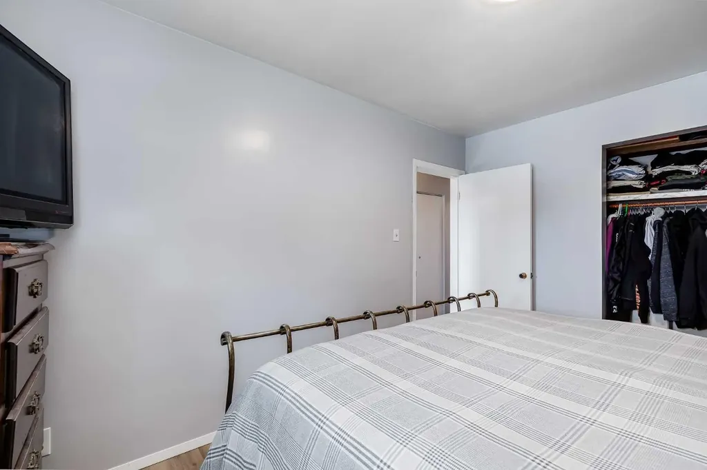 2021 38 Street SE Calgary AB T2B 0Z5