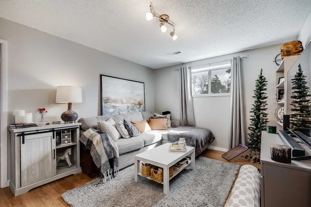 2021 38 Street SE Calgary AB T2B 0Z5