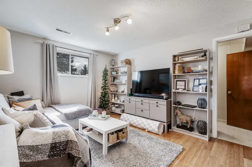 2021 38 Street SE Calgary AB T2B 0Z5