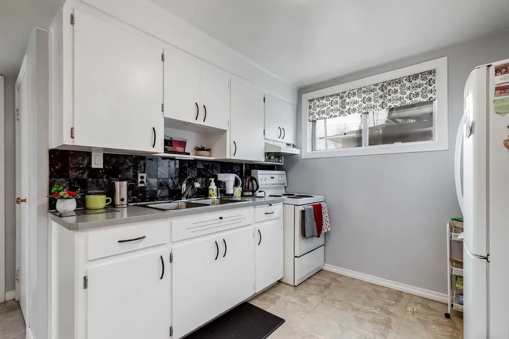 2021 38 Street SE Calgary AB T2B 0Z5