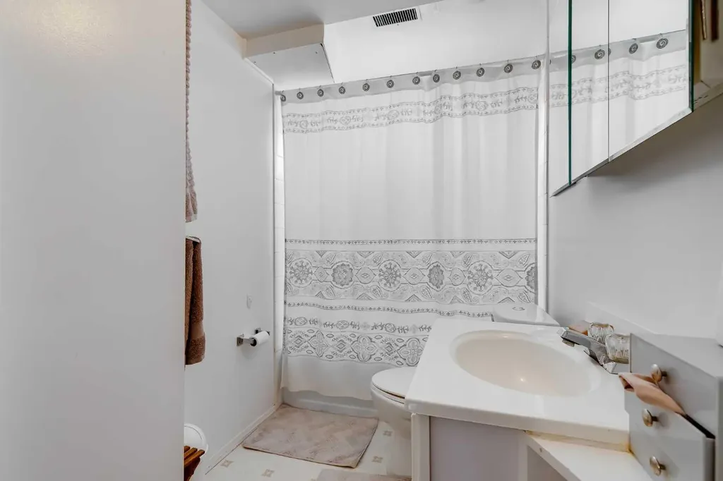 2021 38 Street SE Calgary AB T2B 0Z5