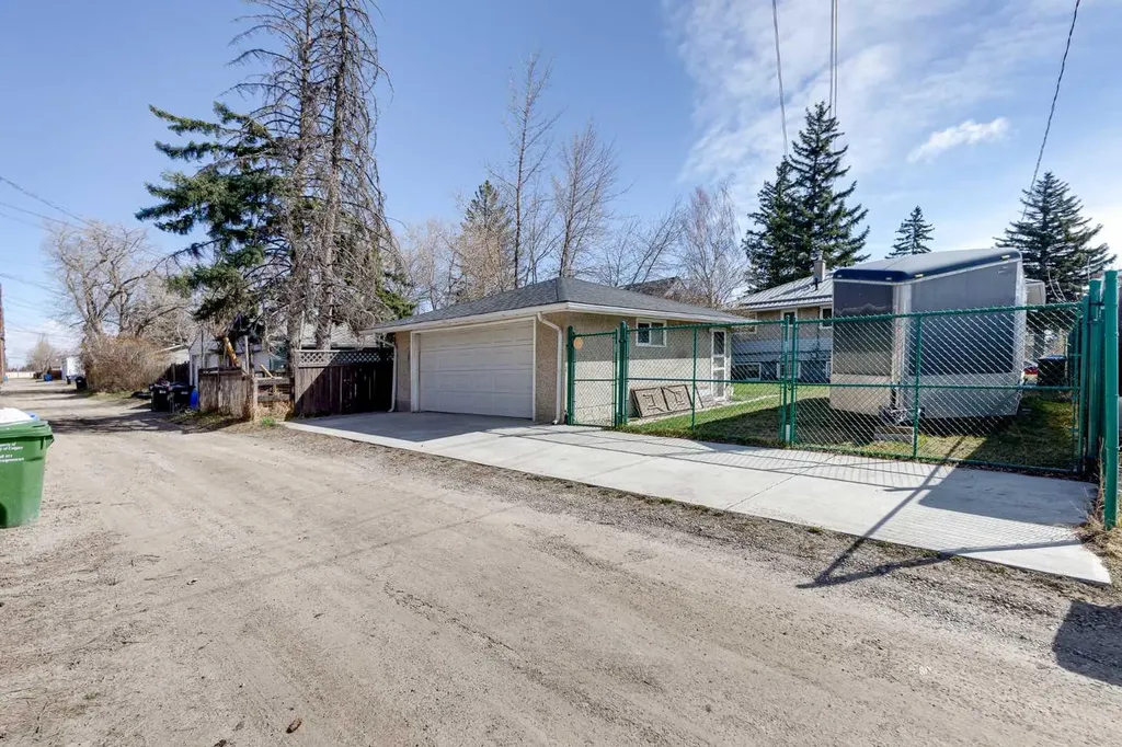 2021 38 Street SE Calgary AB T2B 0Z5