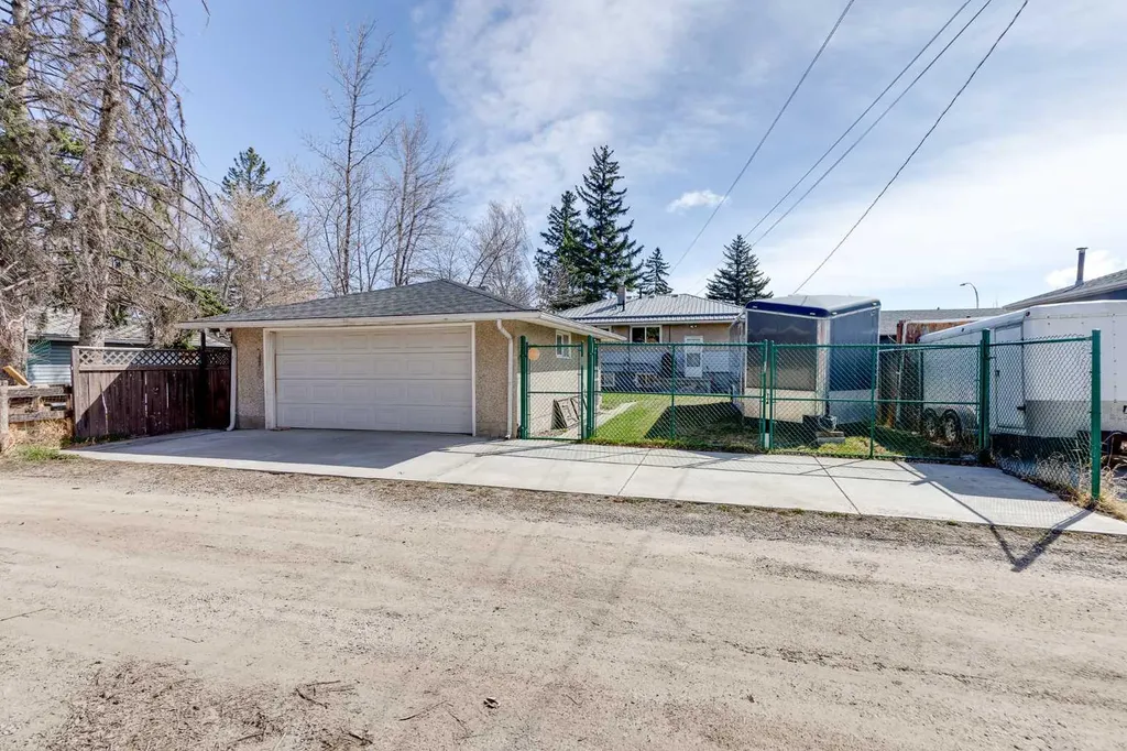 2021 38 Street SE Calgary AB T2B 0Z5