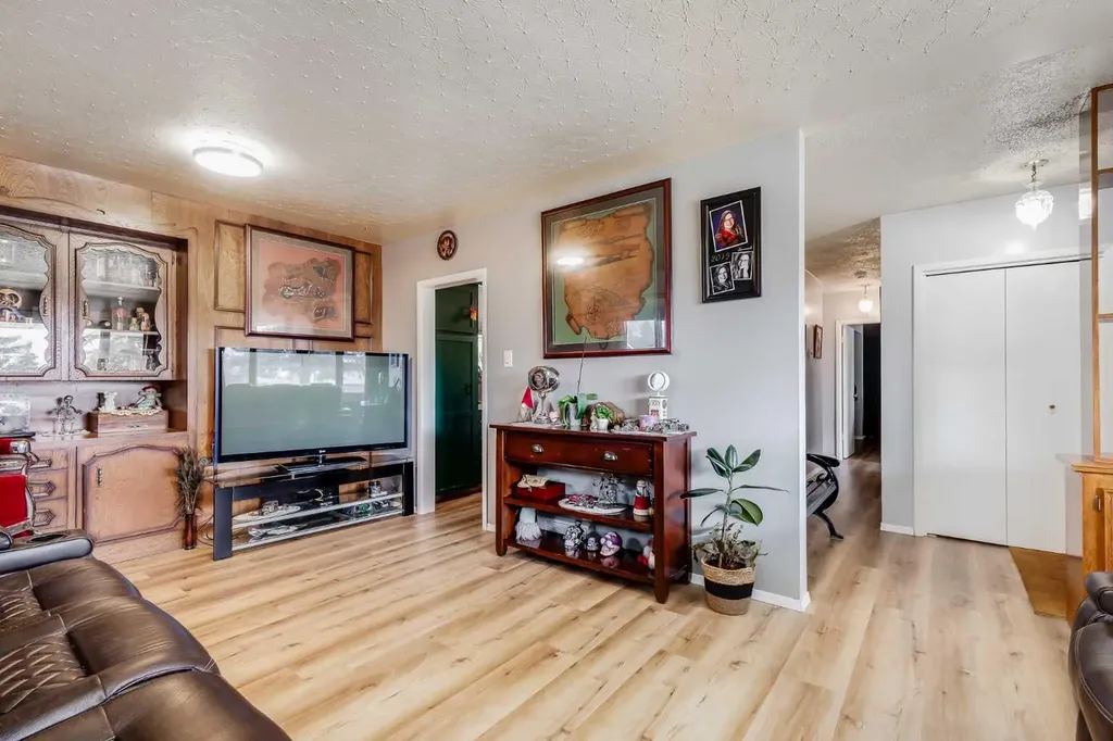 2021 38 Street SE Calgary AB T2B 0Z5