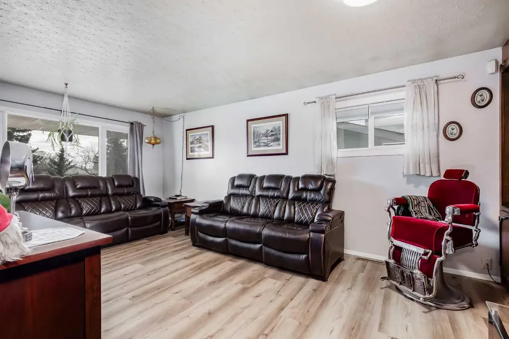 2021 38 Street SE Calgary AB T2B 0Z5