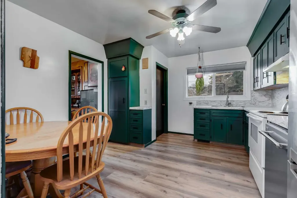 2021 38 Street SE Calgary AB T2B 0Z5