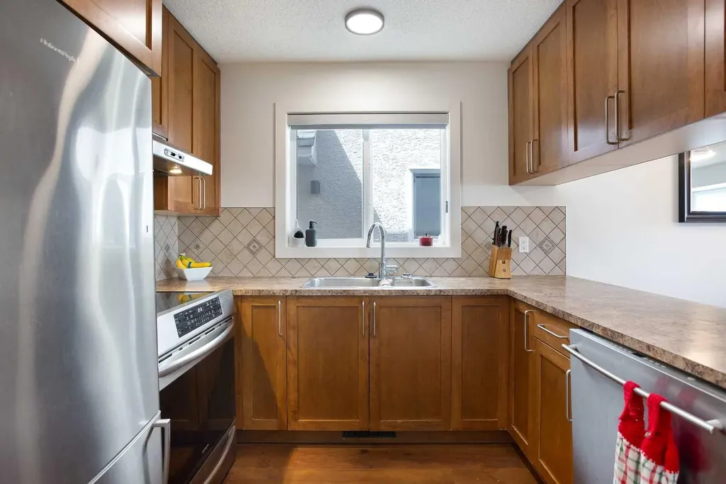 2127 34 Avenue SW Calgary AB T3H 2M1