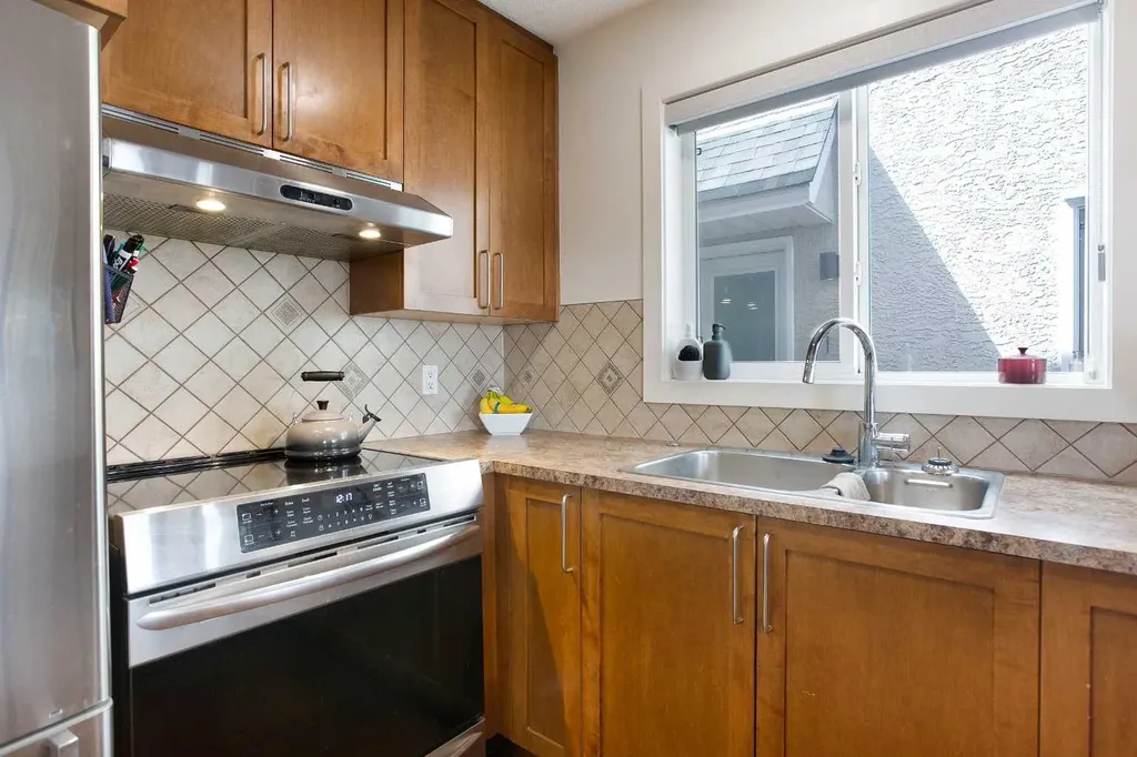 2127 34 Avenue SW Calgary AB T3H 2M1