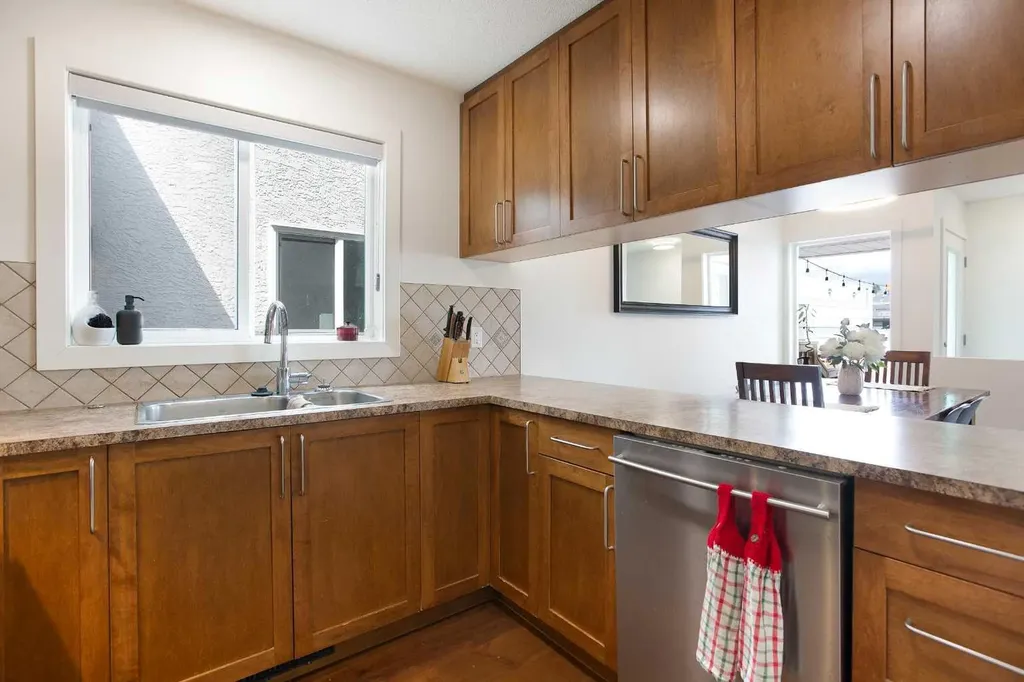 2127 34 Avenue SW Calgary AB T3H 2M1