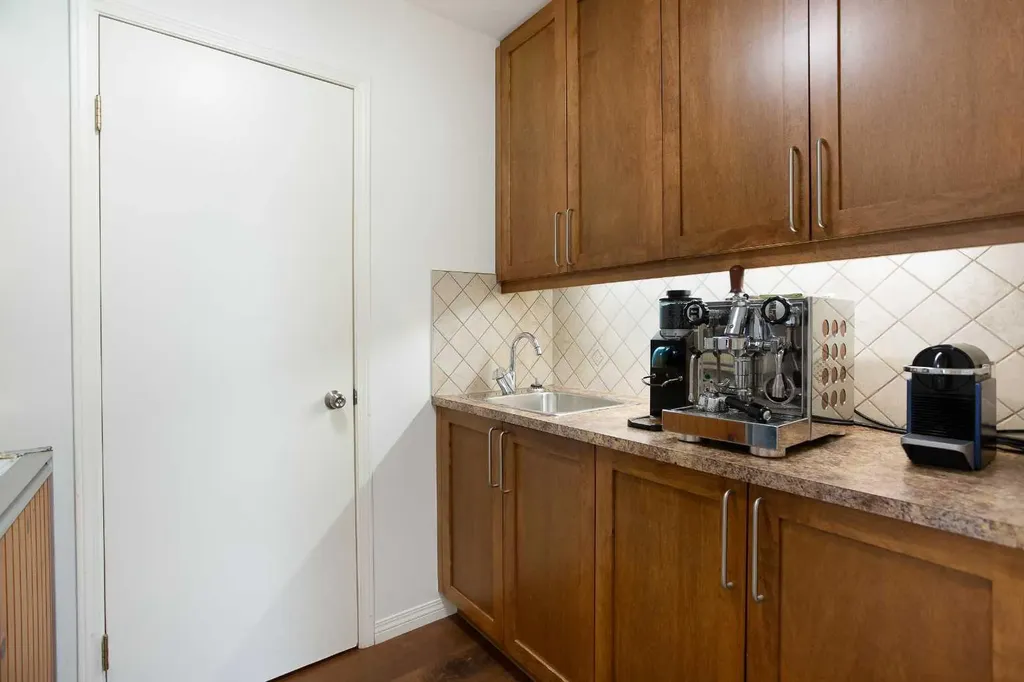 2127 34 Avenue SW Calgary AB T3H 2M1