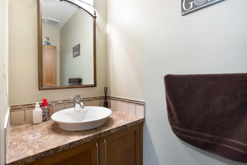 2127 34 Avenue SW Calgary AB T3H 2M1