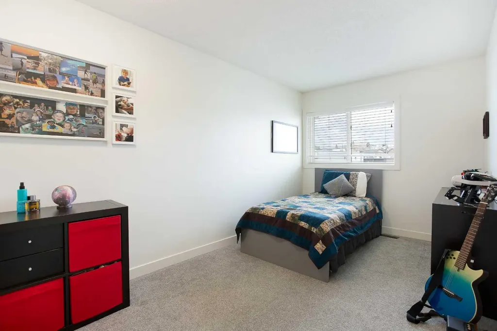 2127 34 Avenue SW Calgary AB T3H 2M1
