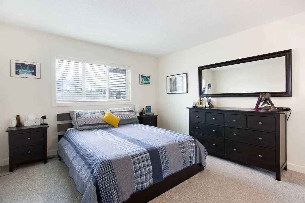 2127 34 Avenue SW Calgary AB T3H 2M1