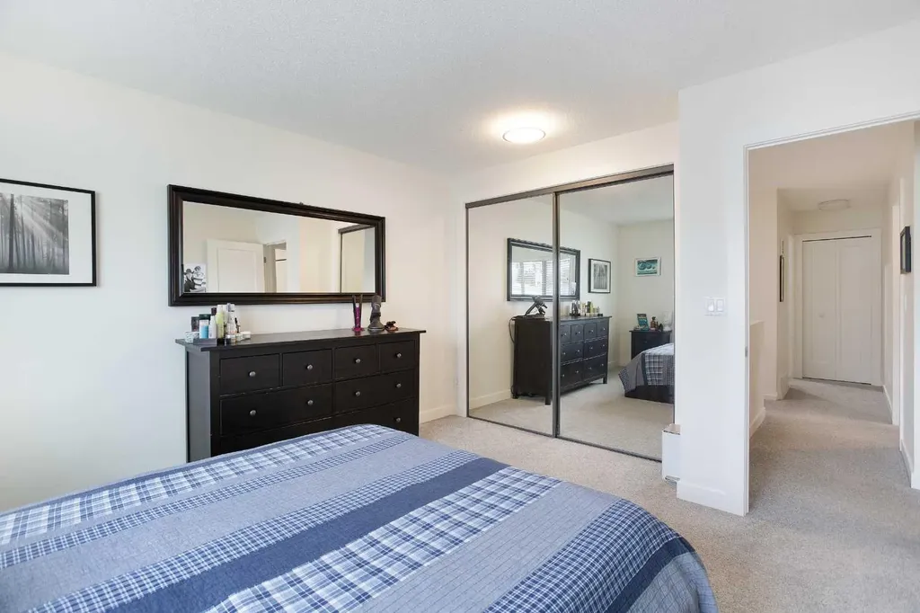 2127 34 Avenue SW Calgary AB T3H 2M1