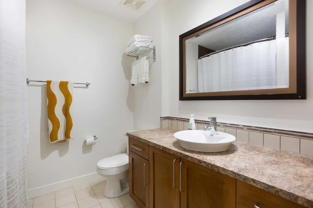 2127 34 Avenue SW Calgary AB T3H 2M1