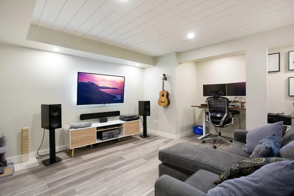 2127 34 Avenue SW Calgary AB T3H 2M1