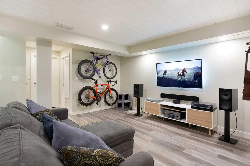 2127 34 Avenue SW Calgary AB T3H 2M1