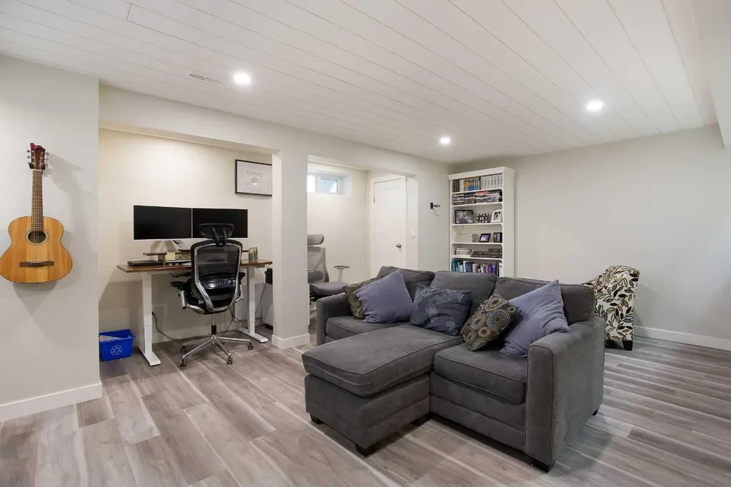 2127 34 Avenue SW Calgary AB T3H 2M1