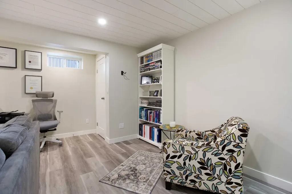 2127 34 Avenue SW Calgary AB T3H 2M1