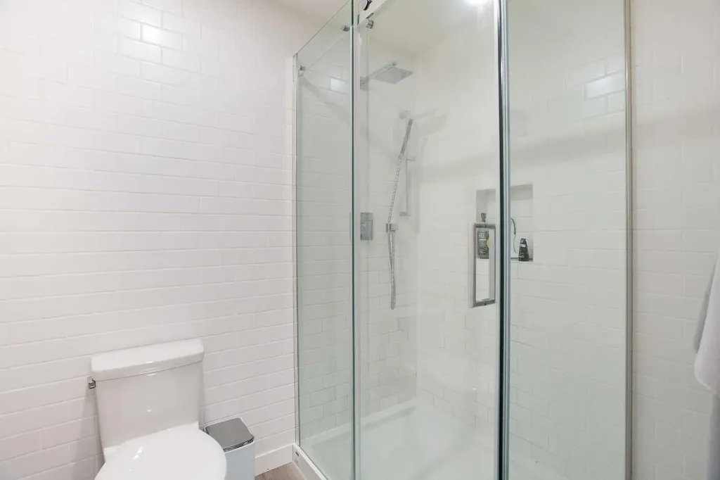 2127 34 Avenue SW Calgary AB T3H 2M1