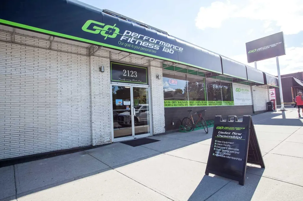 2127 34 Avenue SW Calgary AB T3H 2M1