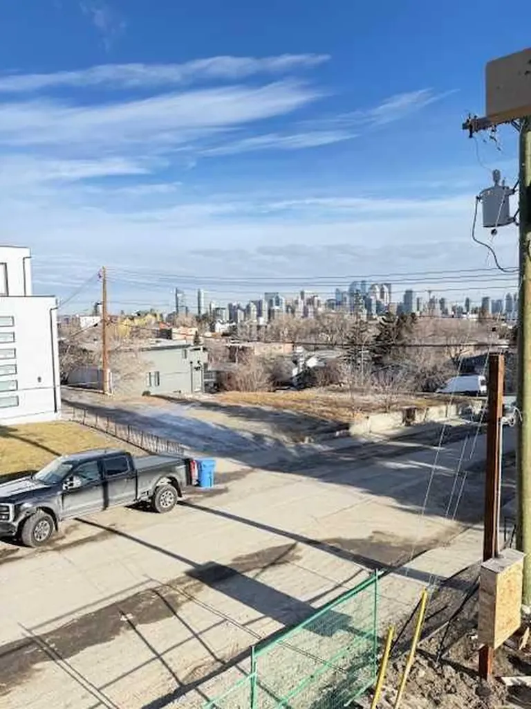 1917 25 Avenue SW Calgary AB T2T 4T5