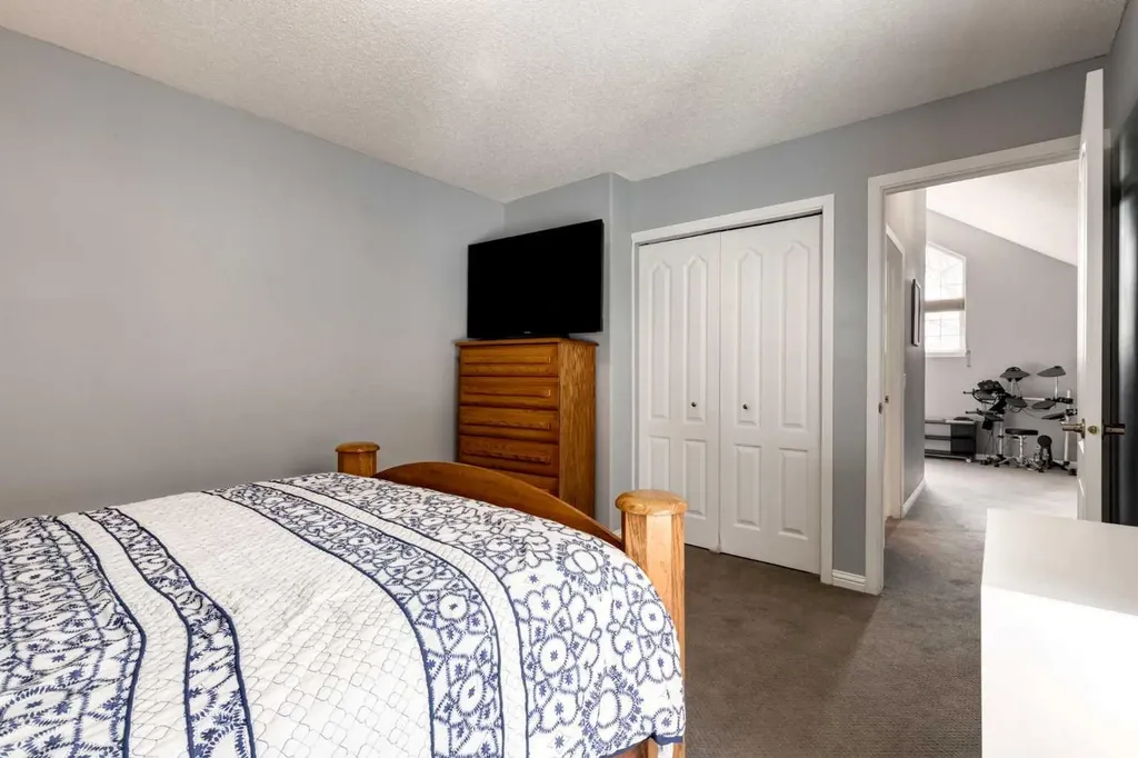 1997 Sirocco Drive SW Calgary AB T3H 3E6