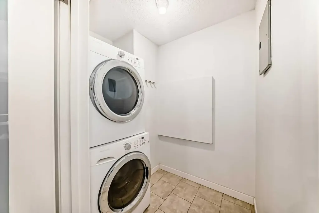 821 3 Avenue SW Calgary AB T2P 0H1