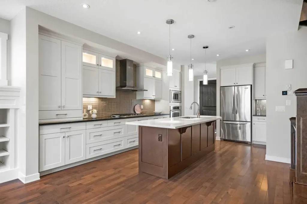 2427 22a Street NW Calgary AB T2M 3X7