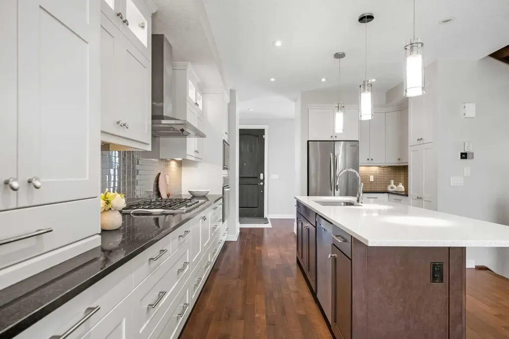 2427 22a Street NW Calgary AB T2M 3X7