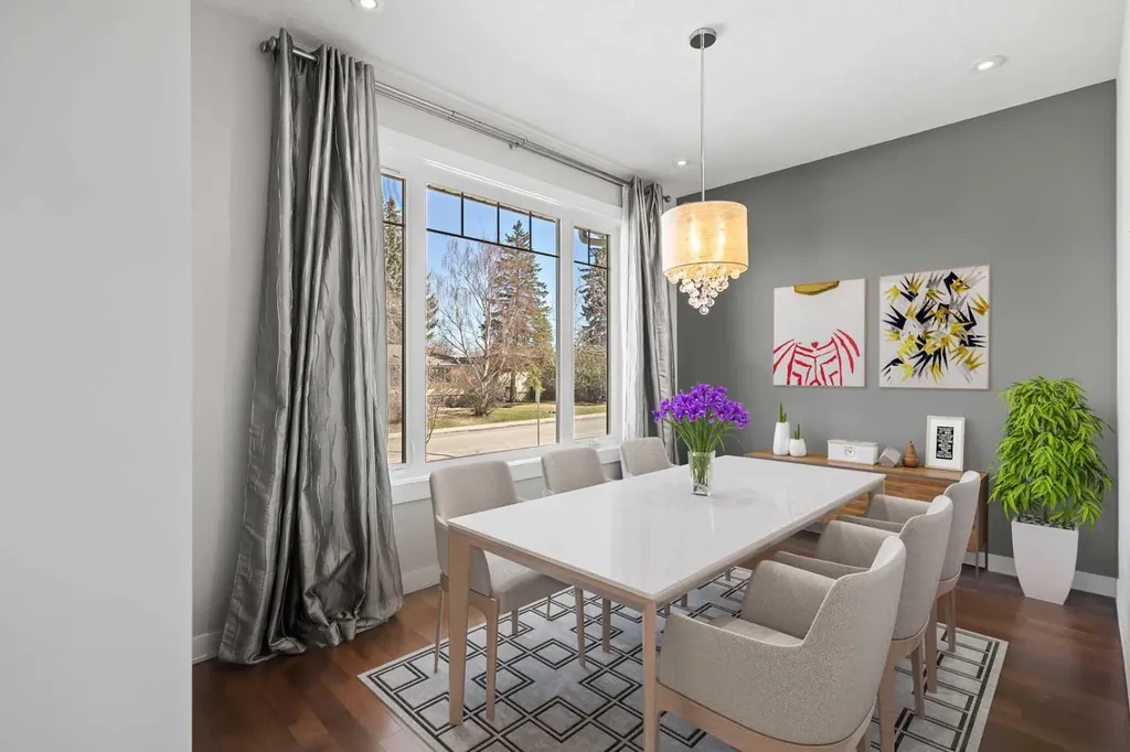 2427 22a Street NW Calgary AB T2M 3X7