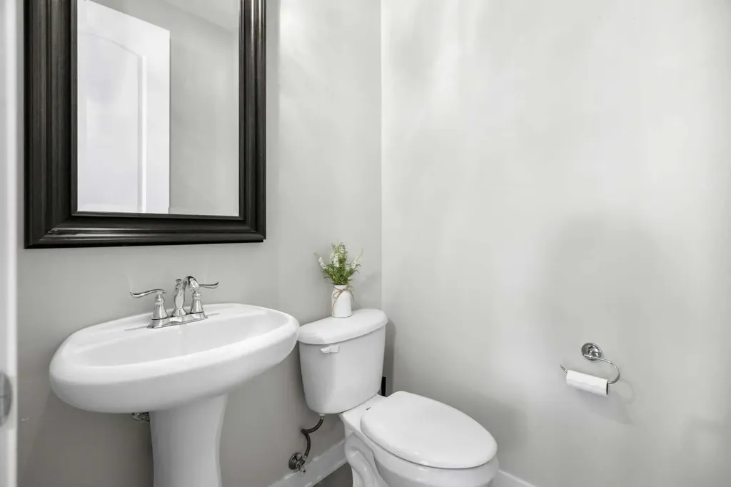2427 22a Street NW Calgary AB T2M 3X7