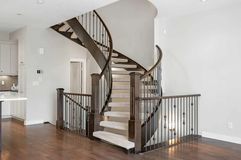 2427 22a Street NW Calgary AB T2M 3X7