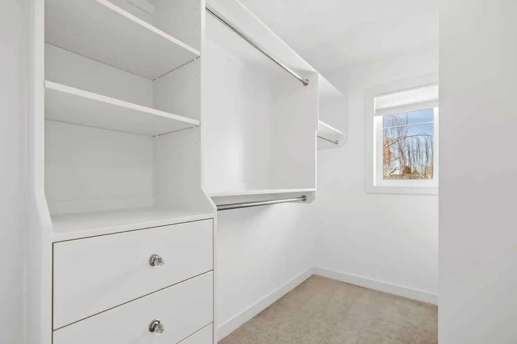 2427 22a Street NW Calgary AB T2M 3X7