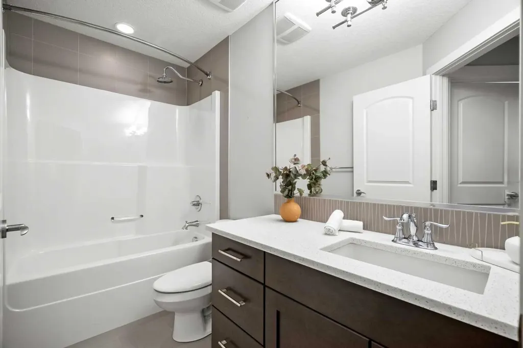 2427 22a Street NW Calgary AB T2M 3X7
