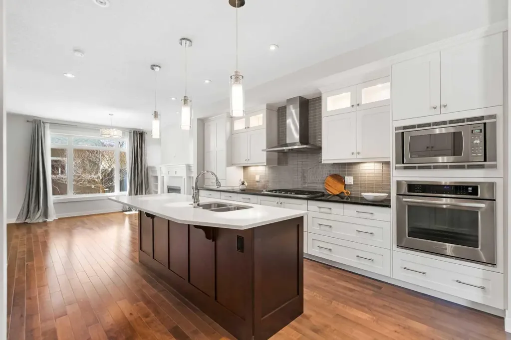 2427 22a Street NW Calgary AB T2M 3X7