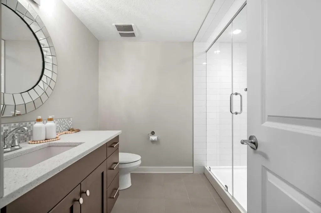 2427 22a Street NW Calgary AB T2M 3X7