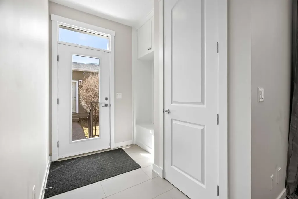 2427 22a Street NW Calgary AB T2M 3X7