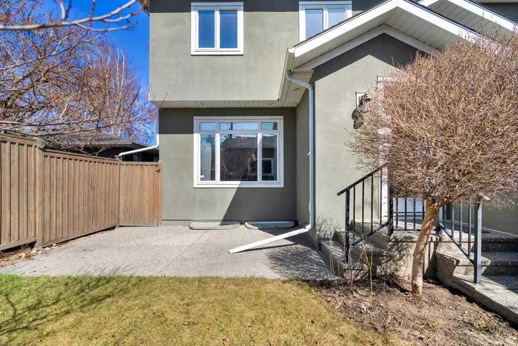 2427 22a Street NW Calgary AB T2M 3X7