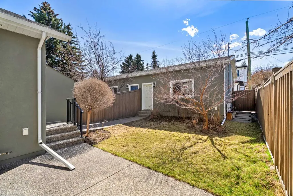 2427 22a Street NW Calgary AB T2M 3X7